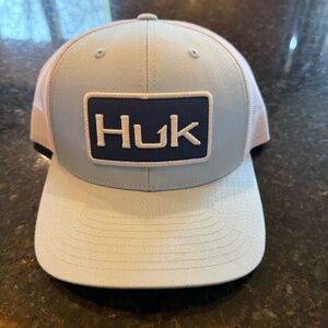 HUK CLASSIC LOGO TRUCKER HAT